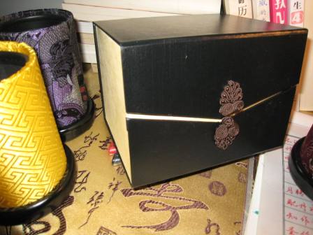 外包装礼盒是独特设计V领封口和中国传统特色的7龙珠盘扣合成